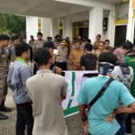 Belasan Mahasiswa dan Pemuda Geruduk Kantor PUPR Kabupaten Sinjai IMG-20200121-WA0171.jpg