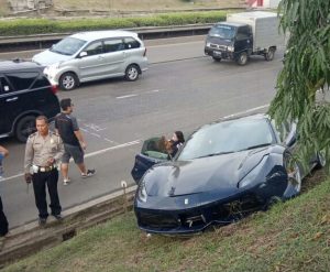 Ferrari Tanpa Plat Tabrak Sedan Hingga Terjerembab Dipinggir Tol Jorr