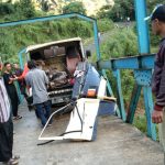 Tidak Kuat Nanjak, Truk Bawa Penumpang Nyaris Masuk ke Sungai CYMERA_20200228_200119.jpg