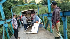 Tidak Kuat Nanjak, Truk Bawa Penumpang Nyaris Masuk ke Sungai