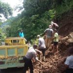 Kapolsek Naringgul Gelar Gotong Royong Bersama Warga Bersihkan Material Longsor IMG-20200207-WA0059.jpg