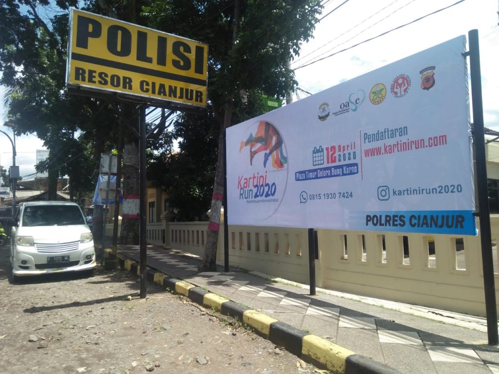Jelang Hari Kartini, Polres Cianjur Turut Semarakkan dengan Memasang Baner Kartini Run 2020