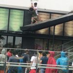 Ratusan Warga Terdampak Banjir Geruduk Mall AEON JGC Cakung IMG-20200225-WA0058_1582621895417.jpg