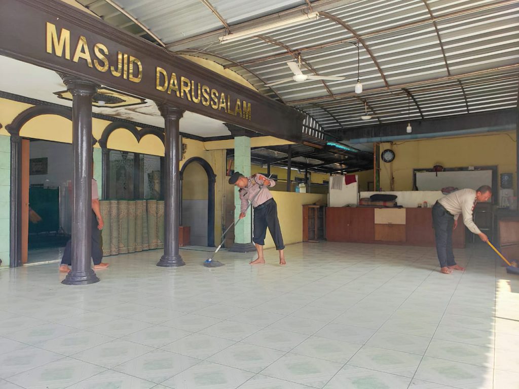 Peduli Kesehatan, Jajaran Polsek Pulogadung Gelar Bersih Bersih Tempat Ibadah