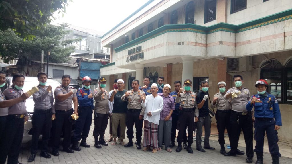 Kapolres Jakarta Timur Gelar Bersih Bersih Cegah Virus Corona di Tempat Ibadah