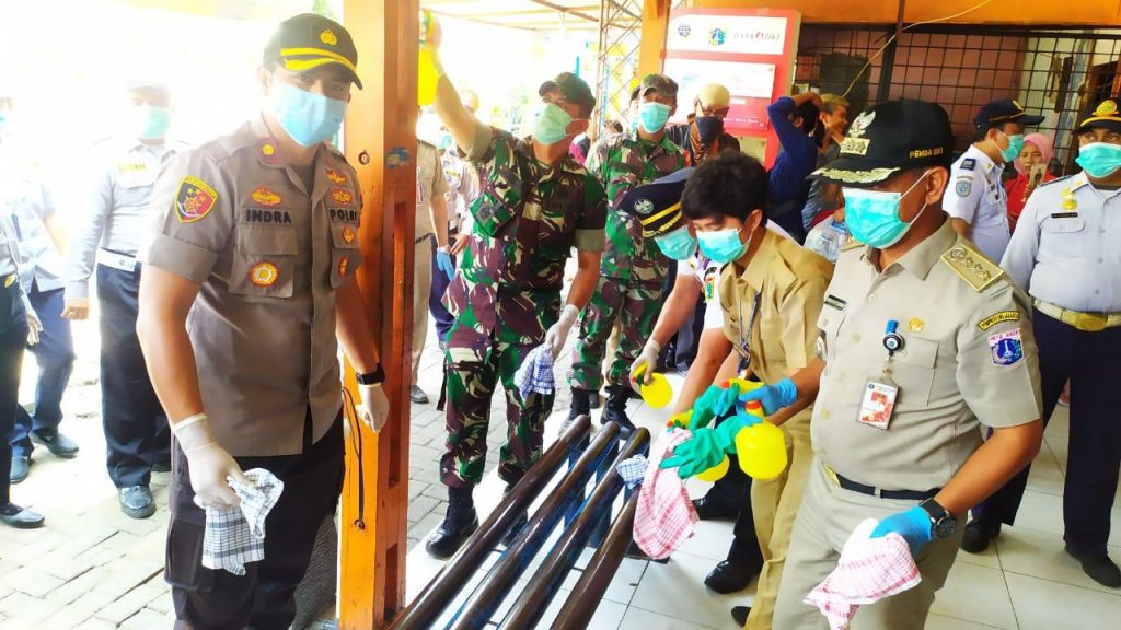 Cegah Virus Corona, Tiga Pilar Kalideres Lakukan Penyemprotan Dinspektan di Stasiun dan Terminal