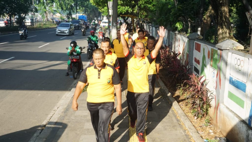 Senam Sehat, Kapolsek Kalideres Ajak Jajarannya Berperilaku Pola Hidup Sehat