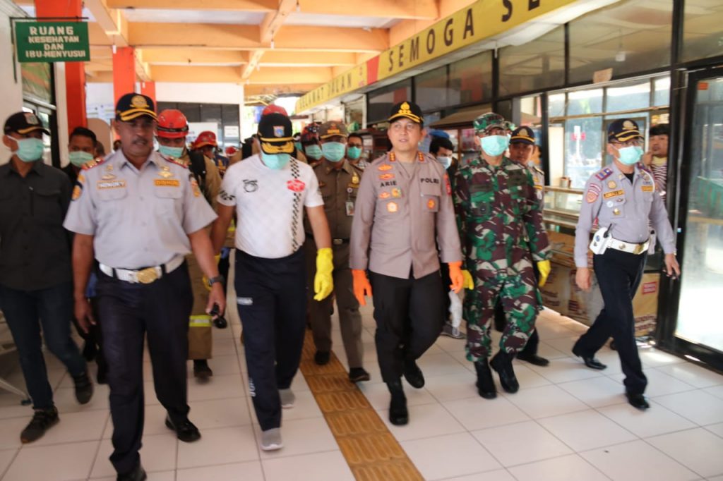 Muspika Jakarta Timur Gelar Penyemprotan Desinfektan di Terminal Kampung Rambutan