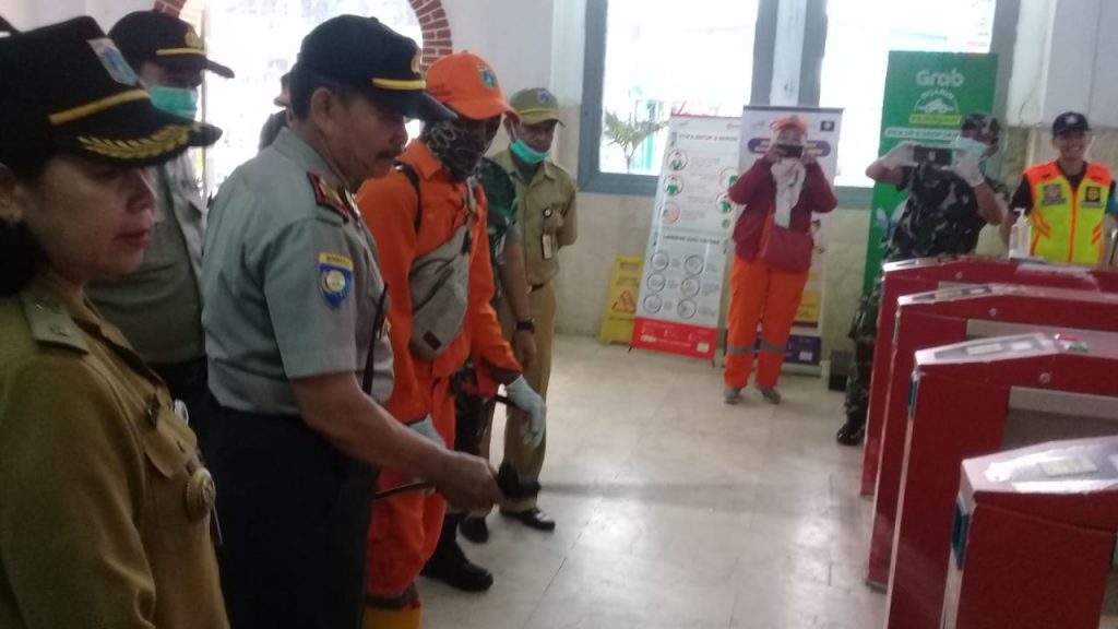 Cegah Corona, Stasiun KA Jatinegara Disemprot Disinfektan