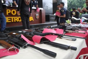 Polisi Berhasil Ungkap Kasus Kepemilikan Puluhan Senpi dan Ribuan Peluru Ilegal