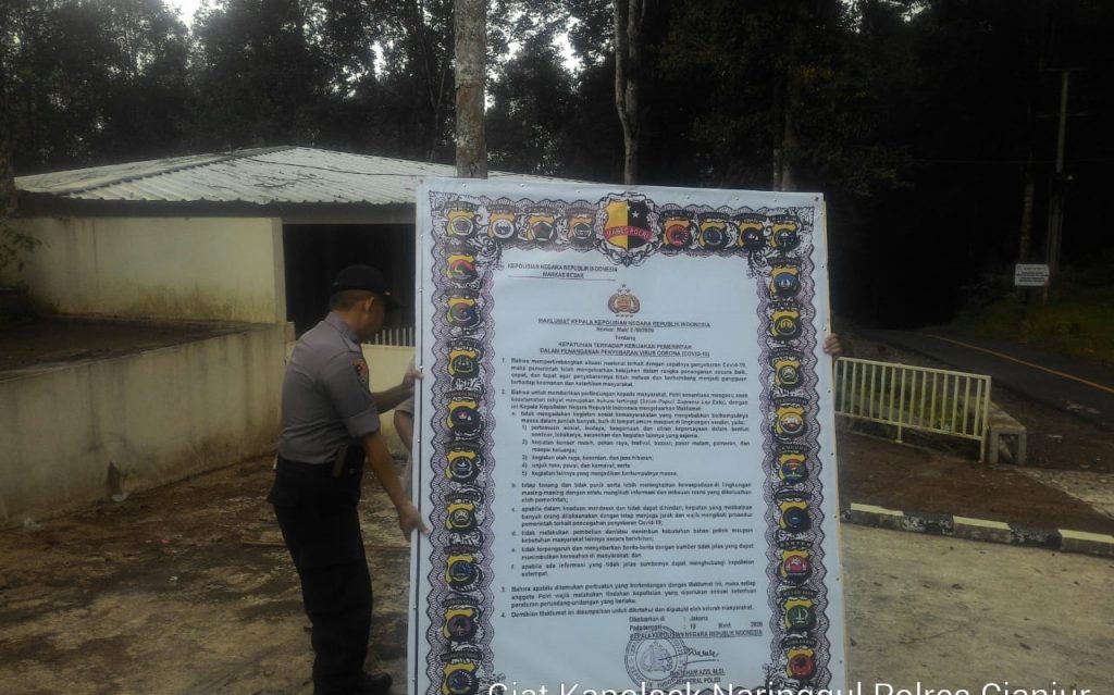 Polsek Naringgul Pasang Baliho Maklumat Kapolri