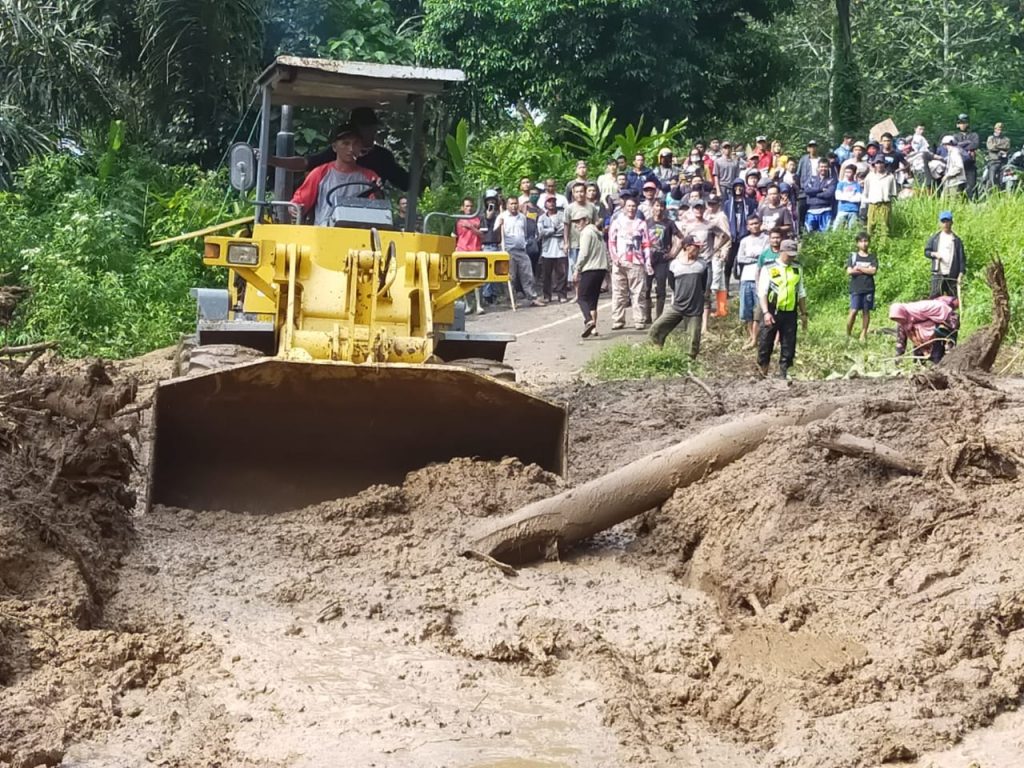 Pasca Longsor Tebing, Jalur Bandung-Cianjur Sudah Bisa Dilalui