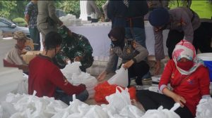 Bulan Ramadhan, FORKOPIMDA Cianjur Bagikan 10600 Nasi Kotak Setiap Harinya