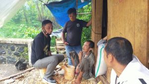 Bentuk Kepedulian, Anggota DPRD Cianjur dari Gerindra Bantu Kakek Sarna yang Kondisinya Memprihatinkan