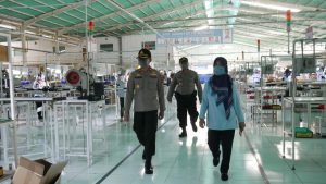 Edukasi Physical Distancing, Polres Cianjur Sambangi Pabrik