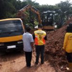 Tim Gabungan Bersihkan Material Longsor Tebing Sukanegara IMG-20200411-WA0024.jpg