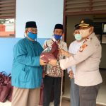 Polsek Cakung Bagikan Sembako Gratis Bagi Warga Kurang Mampu Terdampak Covid-19 IMG20200428101314.jpg