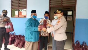 Polsek Cakung Bagikan Sembako Gratis Bagi Warga Kurang Mampu Terdampak Covid-19