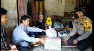Kapolsek Kadupandak Bersama Forkopimcam Jenguk Warga Pengidap Penyakit Parkinson