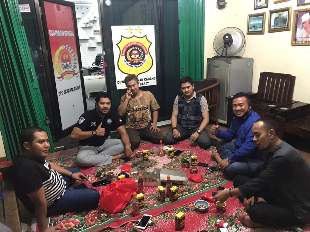 Ramadhan Berbagi, PADI Bagikan Makanan Siap Saji Gratis untuk Warga