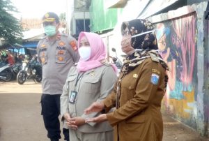 Tri Suswati Bagikan 1000 Paket Makanan Siap Saji untuk Warga Cipinang Besar Utara
