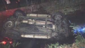 Diduga Ngantuk, Fortuner Terjun Bebas ke Kali di Jalan Kemuning Raya