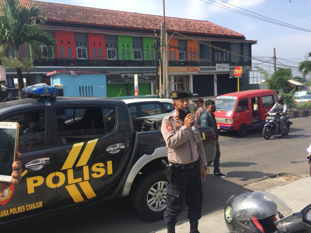 Polres Cianjur Himbau Pengunjung Pasar Guna Menyongsong New Normal