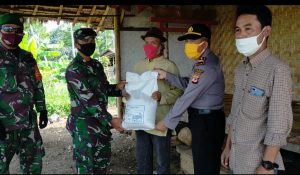 Sambut HUT Bhayangkara ke-74, Polsek Cidaun Bersama Koramil 0817 Cidaun Gelar Bhakti Sosial