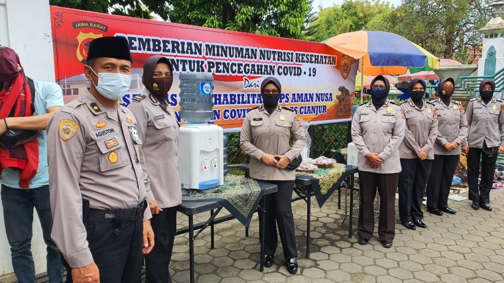 Cegah Covid-19, Polisi Berikan Minuman Nutrisi untuk Jamaah di Masjid Agung