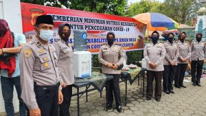 Cegah Covid-19, Polisi Berikan Minuman Nutrisi untuk Jamaah di Masjid Agung