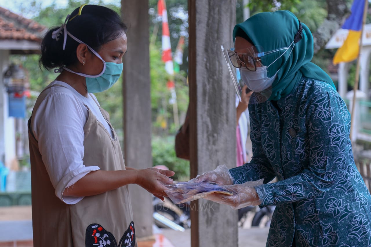 Guna memutus mata rantai penyebaran COVID-19 Bupati Way Kanan dan TP PKK lakukan gebrak masker IMG-20200820-WA0005.jpg