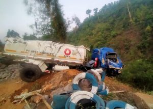 Pasca Truk BBM Masuk Jurang di Garut, Warga Lakukan Evakuasi