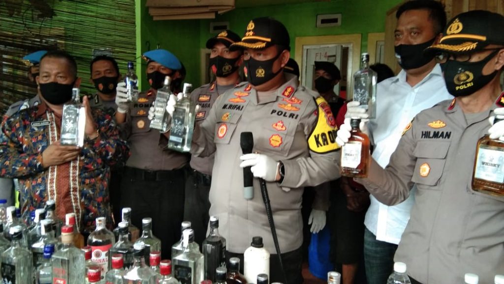 Polisi Sita Ratusan Miras Palsu dari Mansion hingga Vodka Imperial