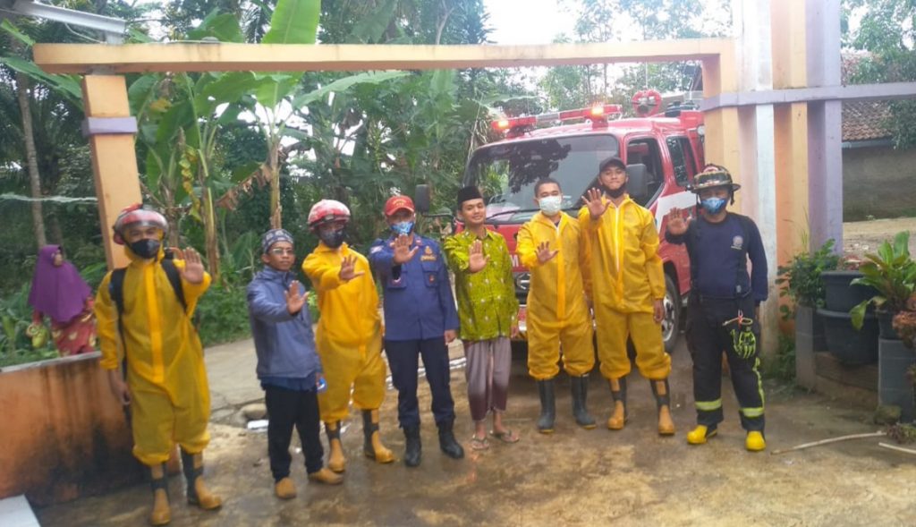 Damkar UPT Wil. II Bungbulang Lakukan Penyemprotan Disinpektan di Yamifda