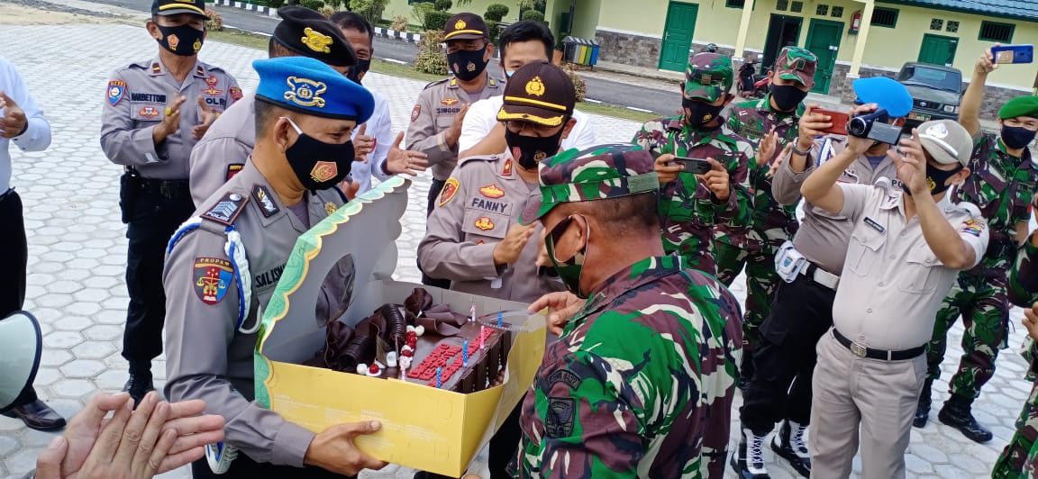 HUT TNI Ke 75, Kodim 0427/Way Kanan Dapat Surprise dari Personel Polres IMG-20201005-WA0136.jpg
