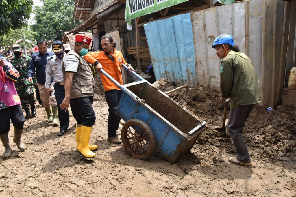 Uu Ruzhanul Ulum Tinjau Lokasi Banjir Bandang di Kabupaten Garut Sekaligus Menyalurkan Bantuan Sembako