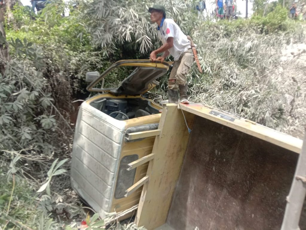 Diduga Rem Blong, Sebuah Truk Masuk Jurang, Sopir Alami Patah Tulang