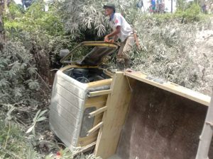 Diduga Rem Blong, Sebuah Truk Masuk Jurang, Sopir Alami Patah Tulang