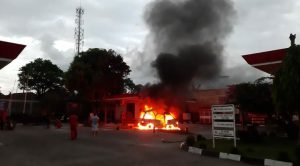 Diduga Korsleting, Mobil Bermuatan Gas LPG Hangus Terbakar