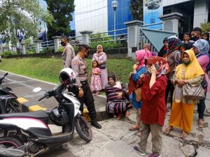 Ibu Hamil di Cianjur Nyaris Melahirkan Saat Antri Pencairan BPUM di Depan Bank