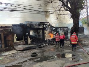 Diduga Korsleting, Empat Kios Ludes Terbakar