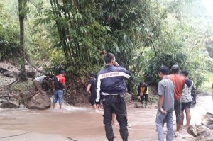 Akses Jalan Sempat Tertutup, Terjadi Longsor di Tanggeung Cianjur