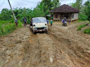 Miris, Jalan Penghubung Desa di Naringgul Mirip Kubangan Sawah
