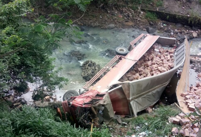 Diduga Rem Blong, Truk Terjun ke Jurang, 1 Orang Tewas