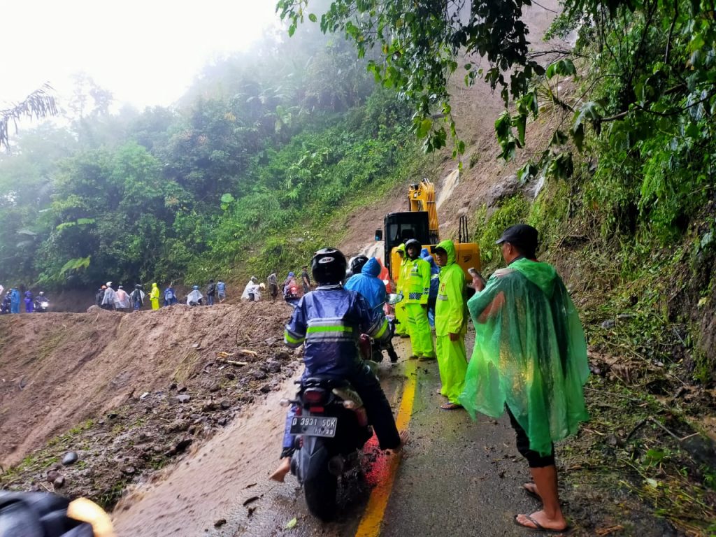 Pasca Longsor, Kades Sukabakti Berharap Jalan Diperlebar