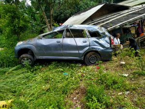 Mini Bus Tabrak Tebing, Empat Orang Luka Parah