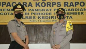 Kapolresta Kediri Pimpin Upacara Kenaikan Pangkat Kasubag Humas Kompol Kamsudi Sesuai Protokol Covid-19