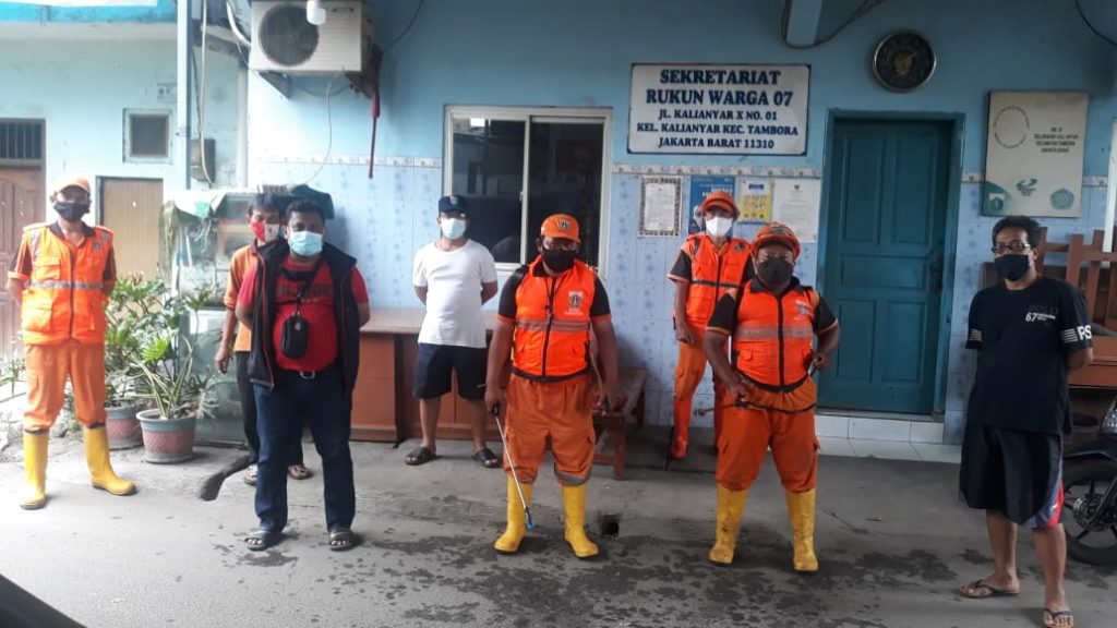Cegah Covid-19, Jalan Lingkungan RW 07 Kalianyar Disemprot Disinfektan