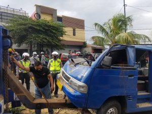 Pohon Tumbang Timpa Dua Kendaraan di Cianjur, Tiga Orang Luka Luka