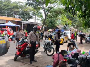 Petugas Gabungan Satgas Gugus Tugas Covid-19 Karangtengah Bubarkan Car Free Day